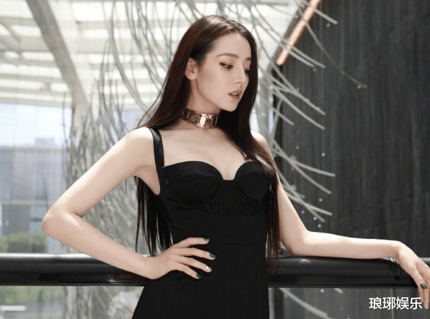 迪丽热巴|迪丽热巴新剧发布会，失去了精修待遇后，28岁的状态过于真实