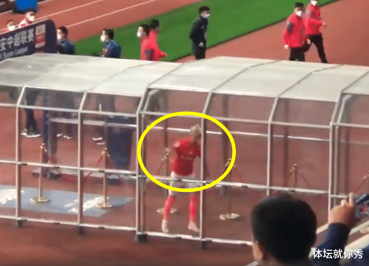 广州恒大|恒大1-2耻辱丢冠!韦世豪怒砸球员通道,为什么张琳芃哭的最厉害?