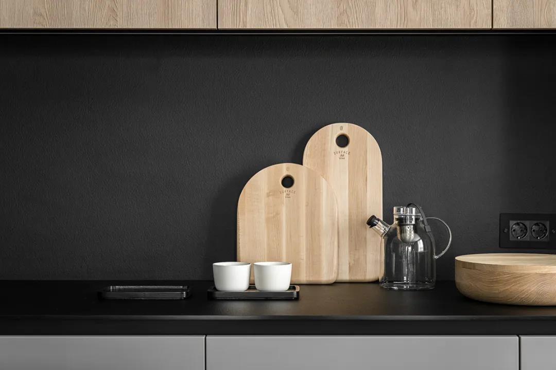 []用高级灰+原木风装修115平的家，有腔调！