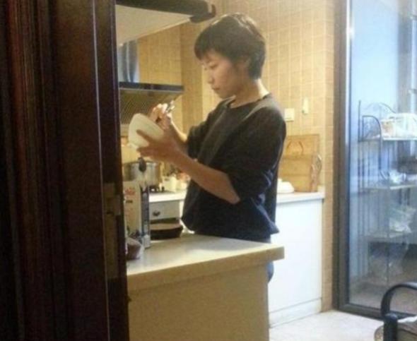 []倪萍晒出自己的家，在这里住了几十年，连墙上的照片都是黑白的