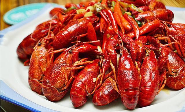 「龙虾」泰国人到中国吃龙虾，吃完两盆丢下50块钱就走，老板：你干嘛？