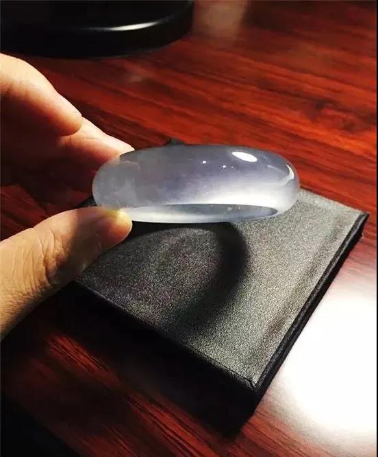 翡翠|4.8公斤翡翠原石似大灯泡，切出玻璃种片料被抢着定制！