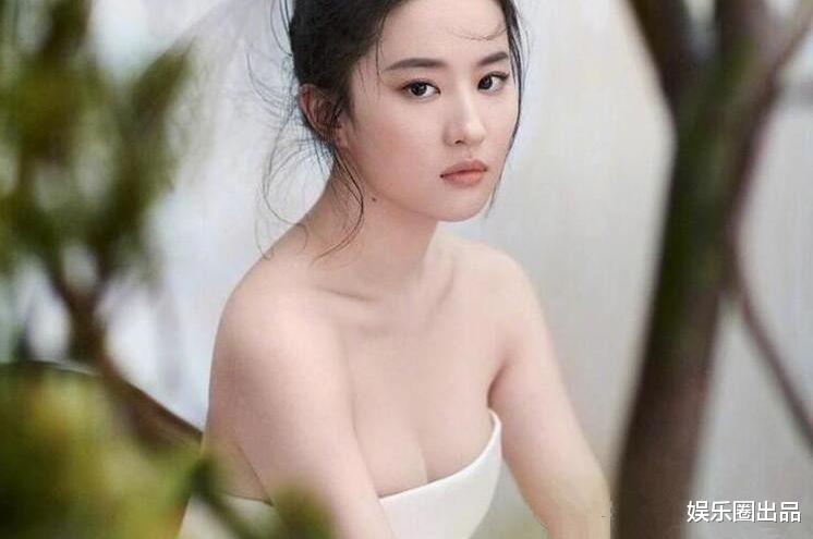 刘亦菲|刘亦菲才是天使面孔魔鬼身材，穿抹裙丰满大气，怪不得晒照会打码