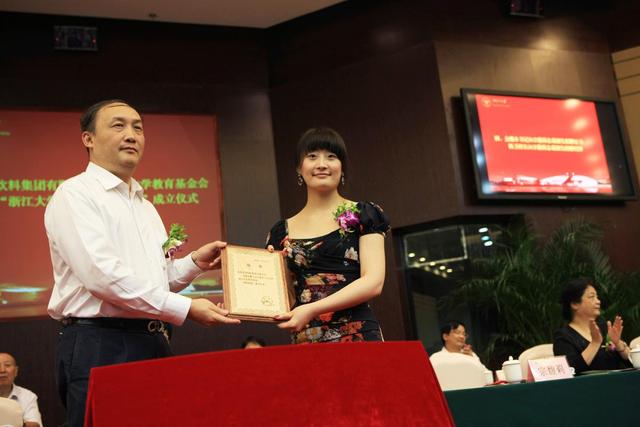 宗馥莉@父亲身价上千亿，银行还有数百亿存款，无奈独生女已38岁还单身