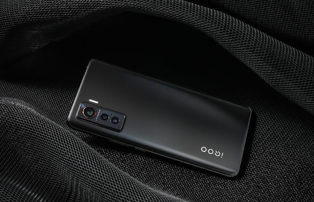 iqoo|奋力冲刺销量!6.56英寸屏+骁龙865,将拍照和性能相结合