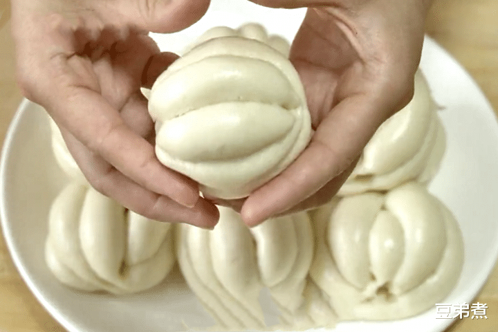 「馒头」蒸馒头别再用水和面了,试试此做法,奶香味浓郁,暄软又劲道