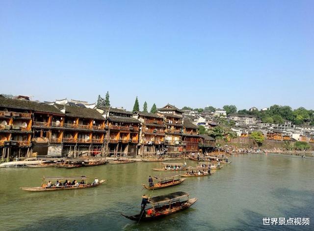 凤凰古城|连厕所都收费的景点,游客暴跌80%,涨价一次赶走了大半游客