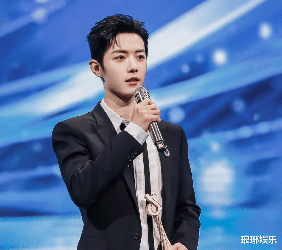 肖战|肖战星动之夜走红毯，怼脸生图公开，29岁的真实状态我却看愣了