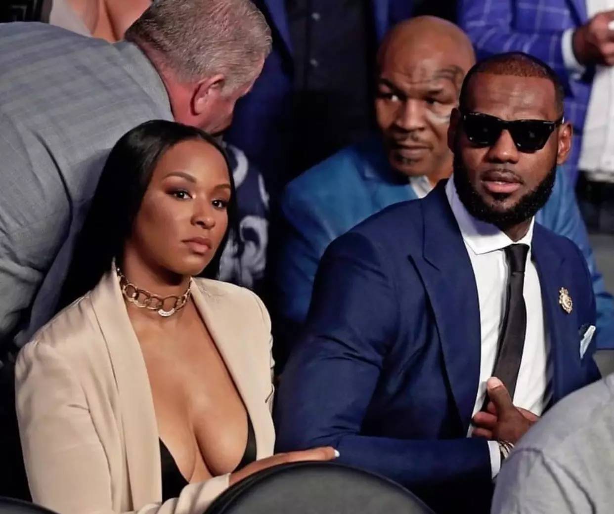 勒布朗·詹姆斯▲詹嫂长相平平，为何能让女粉众多的詹姆斯死心塌地？原因很简单