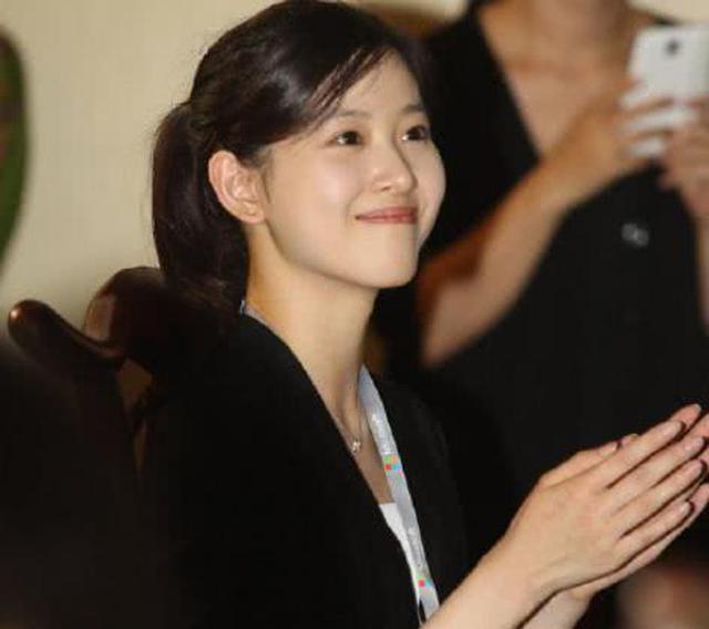 『章泽天』章泽天在同学镜头下的样子，是去美颜滤镜后，这才是26岁的样子