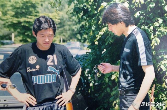 足球小将■前国脚到中国足球小将训练场，球迷：裤兜揣着中华烟，你品你细品