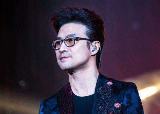 汪峰▲汪峰晒家庭乐曝光头顶发量稀少，半岁儿子首露正面鼻子高挺肉嘟嘟