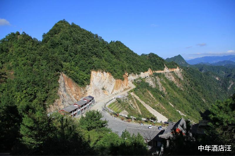 金顶@中国最危险的三大峰顶,看到都瑟瑟发抖,网友:爬上去的都是狠人