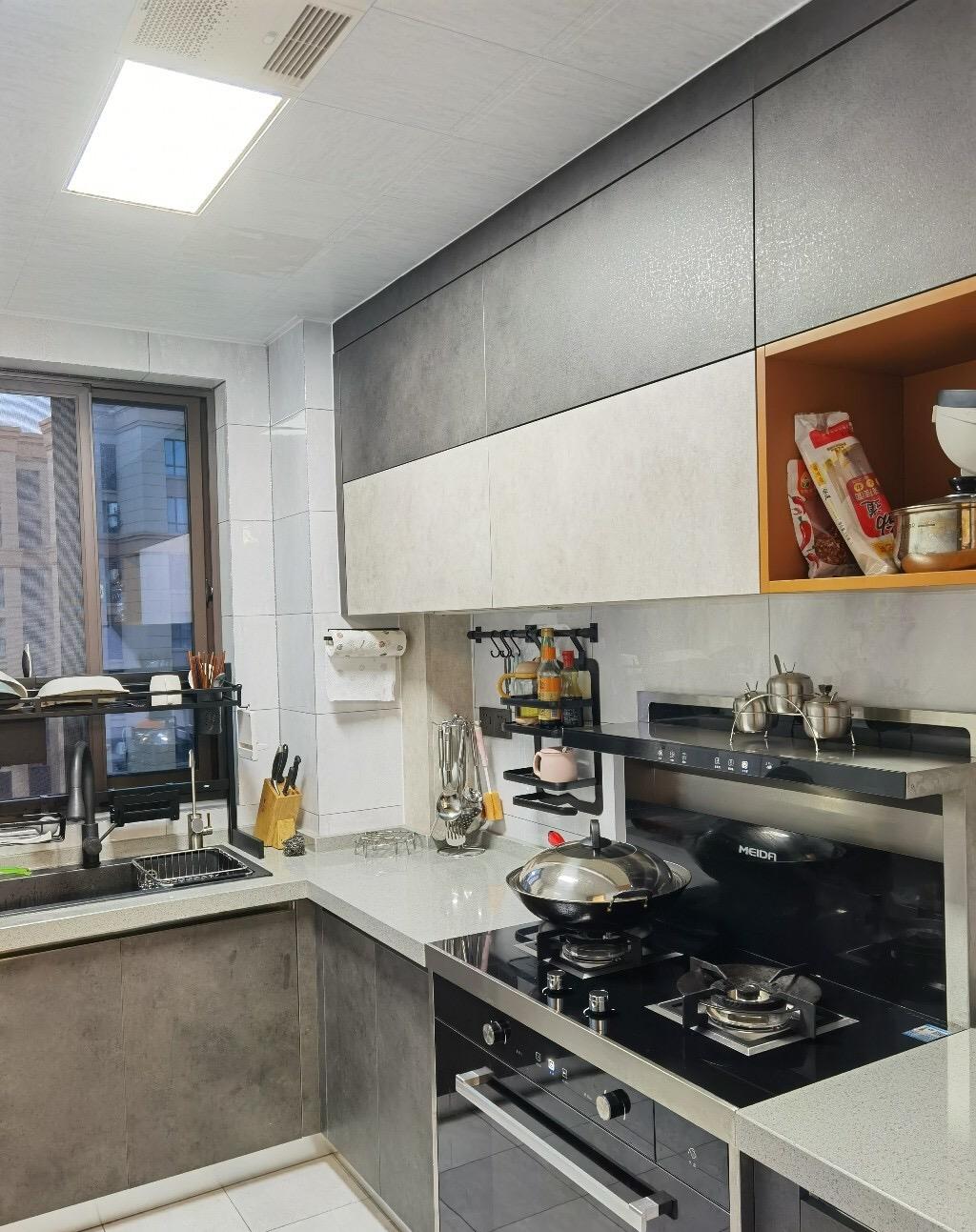 「」终于入住，装修很漂亮，不要电视柜很喜欢，全屋做吊顶很有档次！