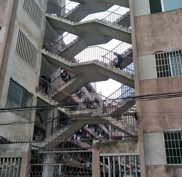 宿舍|华南师大部分宿舍环境令新生绝望，网友：斯是陋室，惟吾德馨