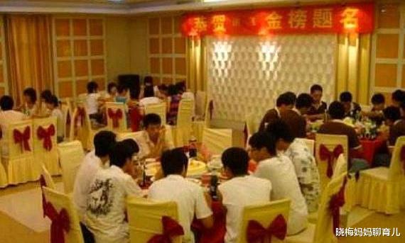 清华大学|儿子收到985大学录取通知书，村里人前来贺喜，却被父母挡在门外