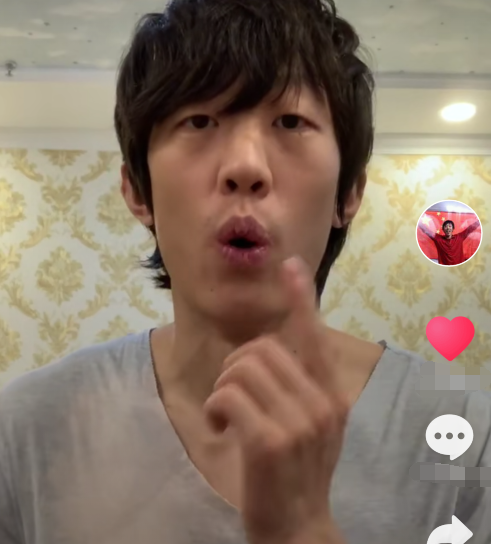 穿衣搭配@女生擦完口红如何优雅的喝水？张国伟教你一招后，男朋友会更爱你