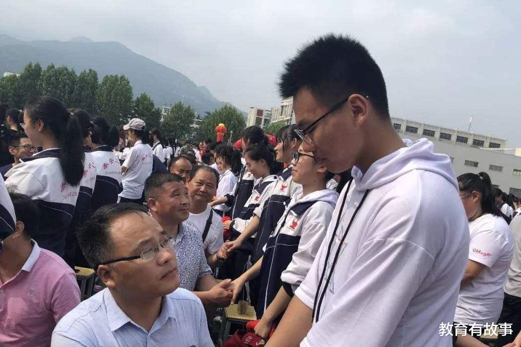 【数学】2020年高考数学结束,有人一出考场就哭了,考生:难道又是葛军?