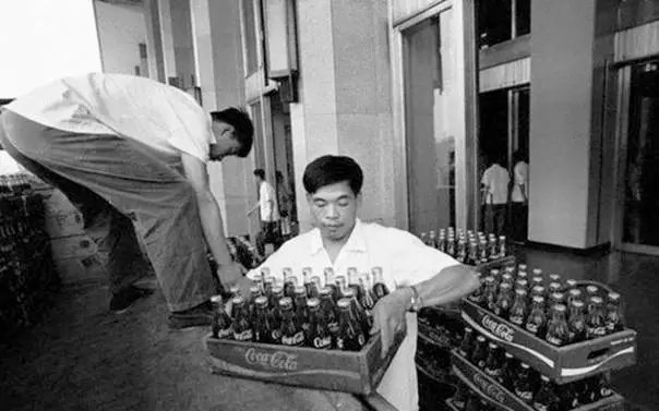 #国际油价#第一年只卖了25瓶，可口可乐在中国的发展史，你不一定知道！