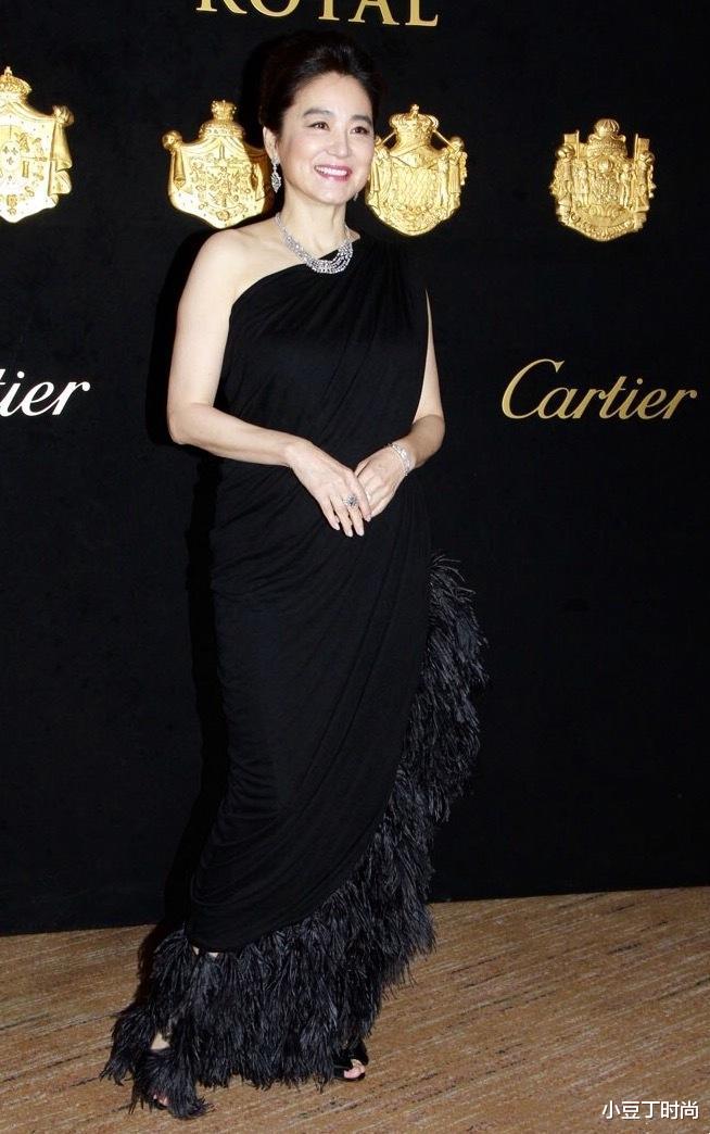 【林青霞】65岁林青霞太惊艳了，穿灰色连衣裙配短发亮相，气质高贵优雅