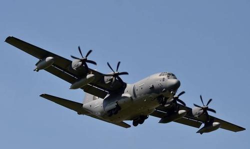 「防空导弹」午夜突然出现异常空情，红旗9果断发射，美飞行员：不想白白送死