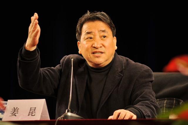 郭德纲|1998年，姜昆踢碎了郭德纲的尊严：别人看他是龙，我看他顶多是狗