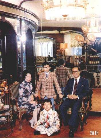 李嘉诚|李嘉诚为何敢在中国套现千亿,去英国投资,只因为这个人已经不在