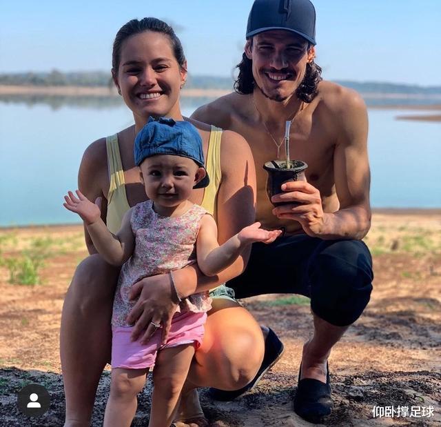 「埃丁森·卡瓦尼」荒野大镖客！33岁卡瓦尼为保持身材下乡除草，暮年战斗力堪比C罗