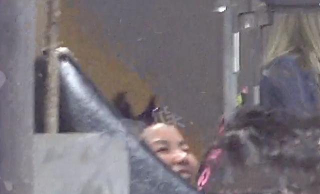 王菲|50岁王菲带女儿李嫣夜访美发店，期间烟酒不离手，却冻龄好似少女