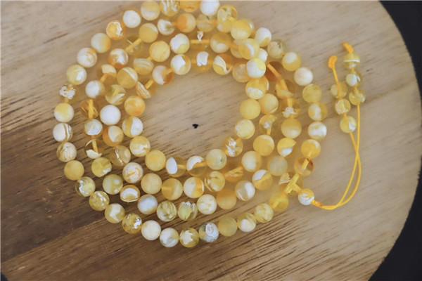 「蜜蜡」蜜蜡最好别问多少钱，问就是有54000000种价格的可能！