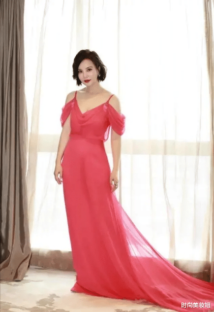 卫衣@陶红终于“扮嫩”成功了，剪空气刘海短发超减龄，配卫衣美成90后