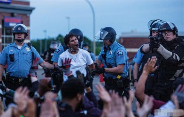 「美国」又有噩耗传来！美专家发布最新预测，全世界担心的事终于发生了