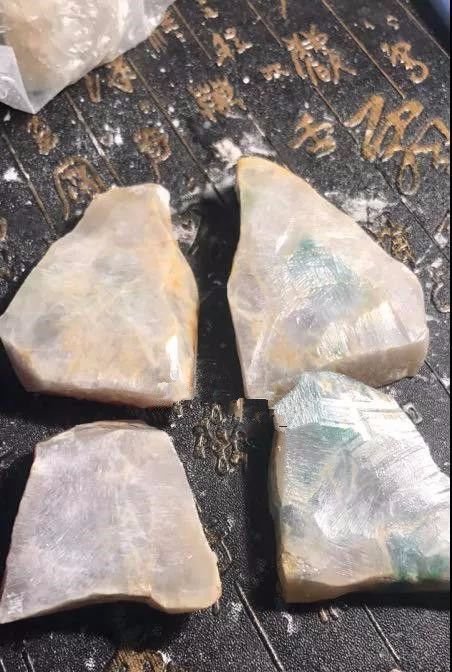 「葫芦」夜市一万二入手的原石,切开后心都凉了,看玉雕师死马当作活马医