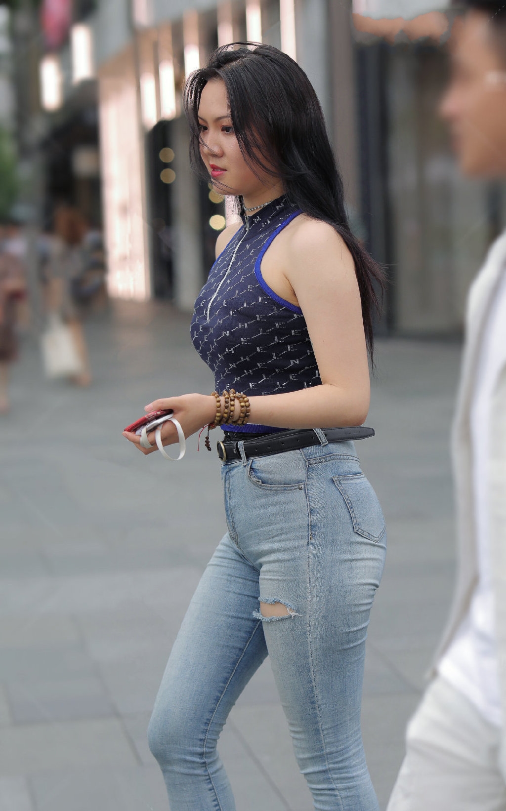 紧身牛仔裤■腿上赘肉太多，紧身牛仔裤都被“撑破”，再不减肥脱都脱不下来