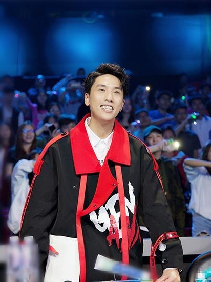 陈乐基|陈乐基舞台摔倒无人扶，卖力唱成名曲气氛冷清，被嘲只会一首歌