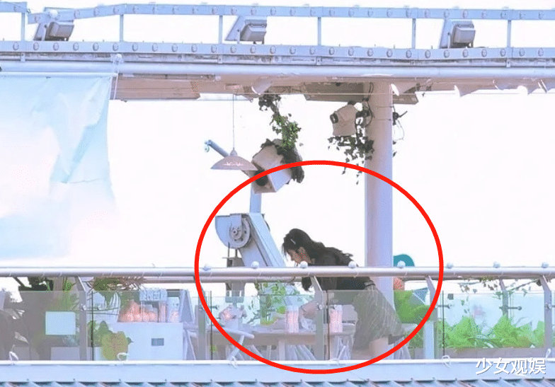 杨超越|中餐厅4赵丽颖干活卖力，大家却留意嘉宾杨超越，又一个小能手？