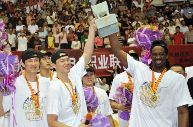 【积臣】10光阴，CBA第一外援，退役后却难以维持家庭，只能给阿联打工