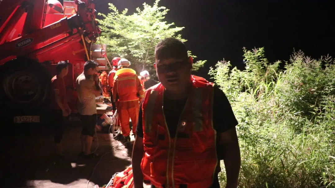 「消防员」遵义新蒲三人钓鱼被困孤岛7个小时，河水持续上涨，消防紧急救援