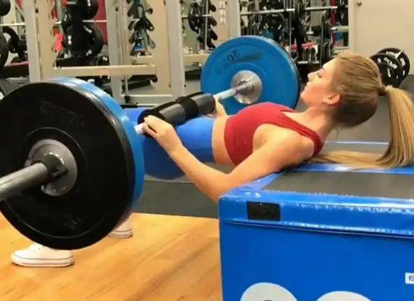 『深蹲』乌克兰健身女模,练臀从不做深蹲,害怕练出大粗腿