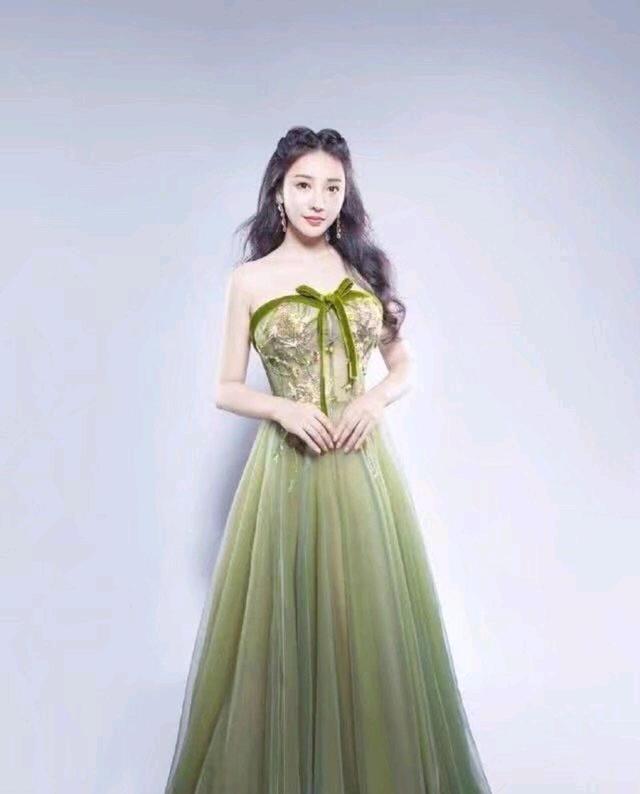 发型▲景甜不愧是“人间富贵花”，穿吊带礼服挡不住凹凸感，40岁太丰满