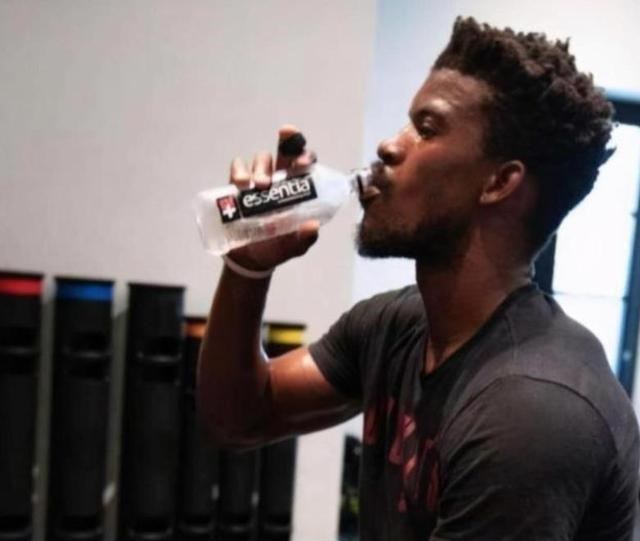 勒布朗·詹姆斯|真伪巨星！JB淘汰就苦练，詹皇夺冠五天恢复训练，乔治天天晒娇妻