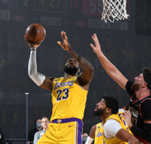 安东尼·戴维斯|79+19+14！湖人王炸太无解，詹皇对轰甜瓜，浓眉哥完胜双塔，西部第一摊牌