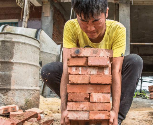 「工地」我国最励志的高考生,拿到清华录取书还在工地落泪,他现在怎样了