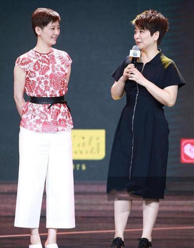 长裙|52岁陈小艺真老了,穿黑色长裙配短发像大妈,同框徐帆气质差太多