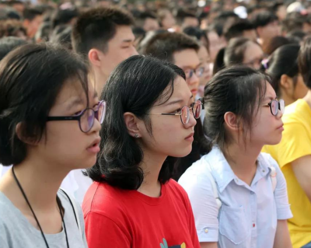 教育部|教育部突然宣布,大一学生迎来个不好的消息,家长:要上不起学了
