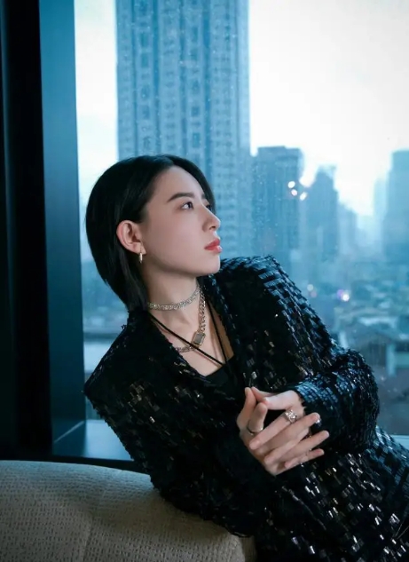 西装|58岁的关之琳又美回来了 穿亮片西装美炸 标志性短发成亮点