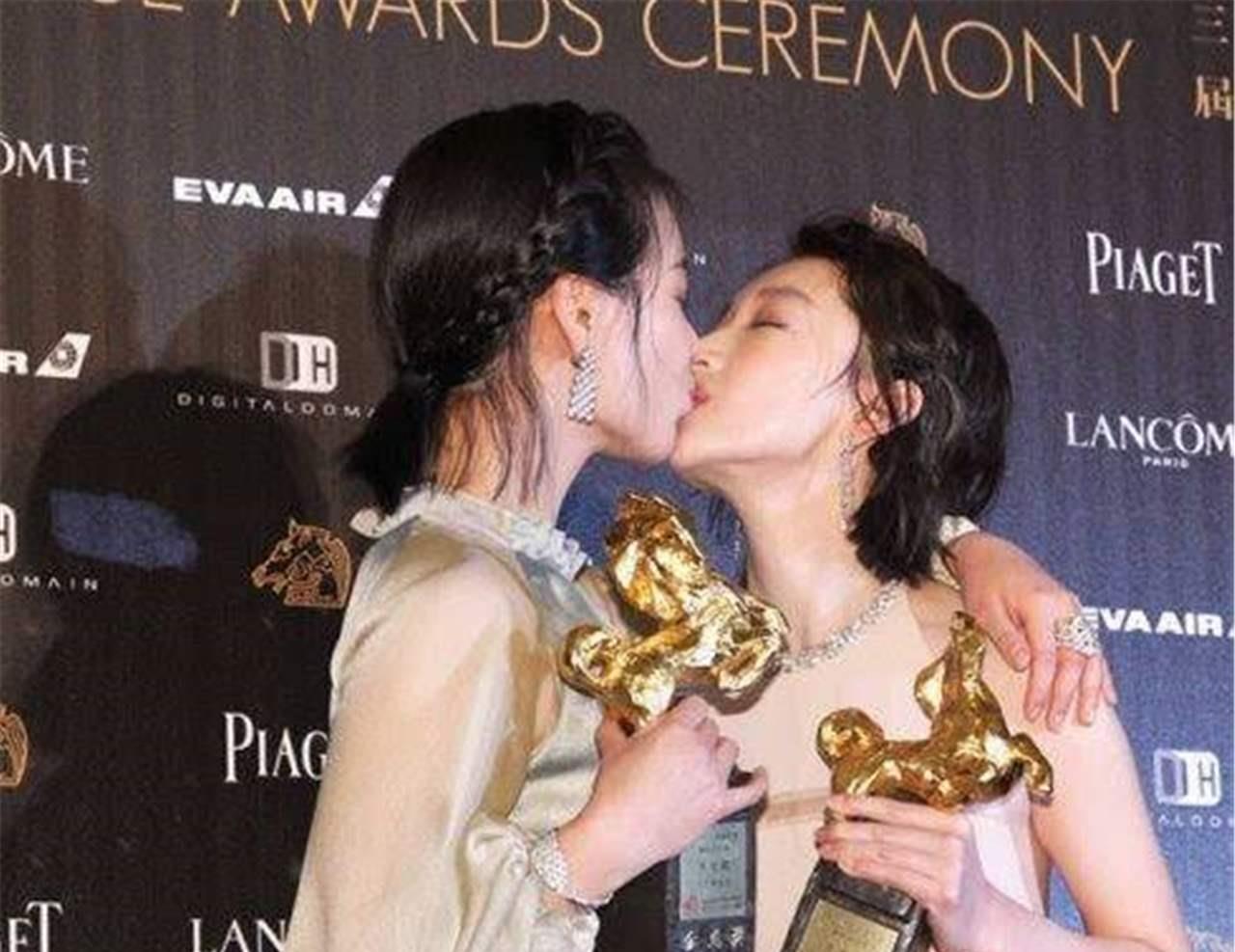 周冬雨|好闺蜜周冬雨拿奖拿到手软，而马思纯只剩下“抑郁症与药物”