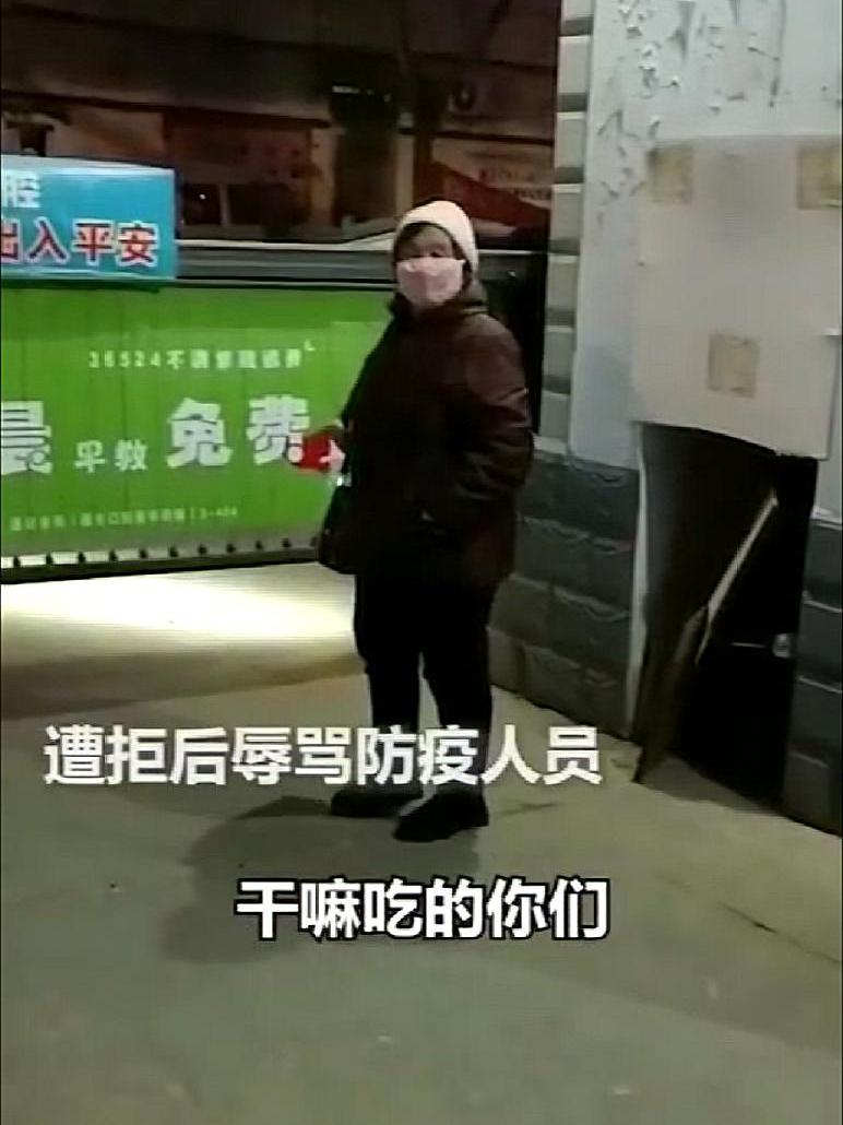 导师风范 这位石家庄大妈火了！出小区遭拒辱骂保安，结果椅子都看不下去了