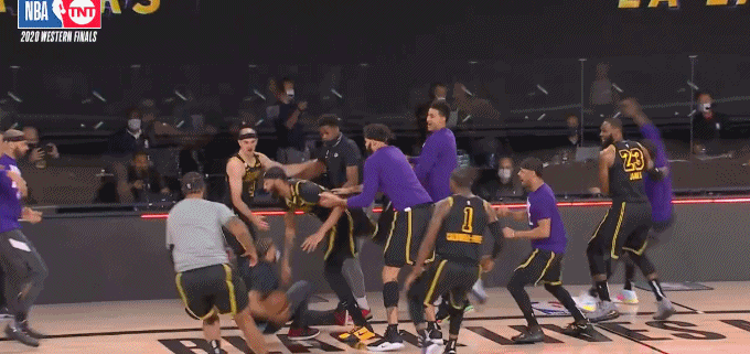 安东尼·戴维斯|多动图还原浓眉绝杀，庆祝时大喊科比，詹姆斯挤不进庆祝人群