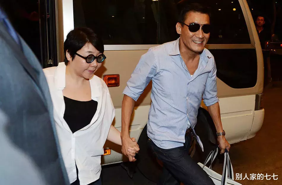 「梁家辉」梁家辉江嘉年的婚姻暴露一个残酷真相:抛弃糟糠之妻的男人,后来怎样了?